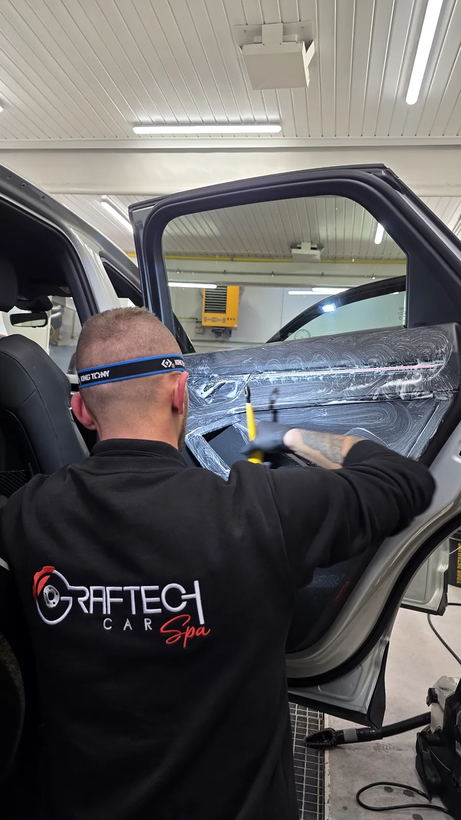 Auto klienta w trakcie prac detailingowych w Graftech CarSpa Auto klienta w trakcie prac detailingowych w Graftech CarSpa