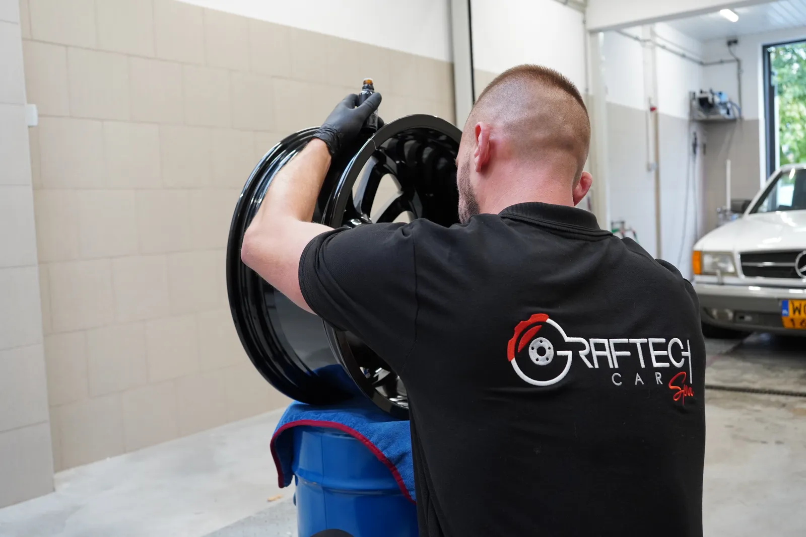 Samochód sportowy w studio detailingu Graftech CarSpa Samochód sportowy w studio detailingu Graftech CarSpa