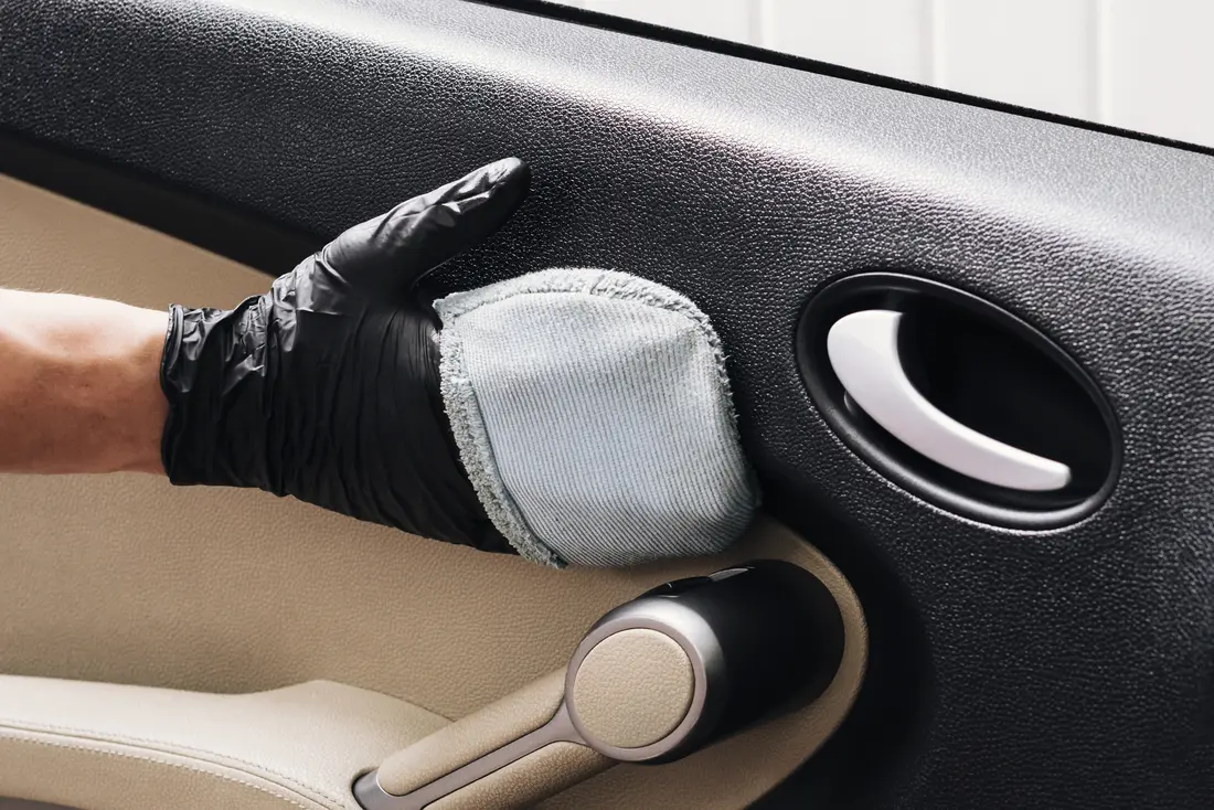 Detailing wnętrza Czyszczenie boczka drzwi samochodu aplikatorem z mikrofibry podczas detailingu wnętrza
